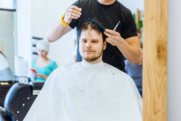 adam profesyonel berber dükkanı. saç kesimi. yaşam tarzı kavramı - Fotoğraf, Görsel