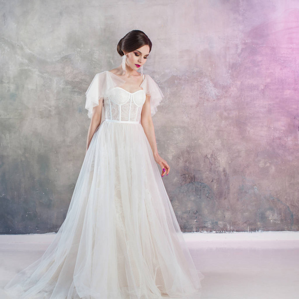 Beautiful and stylish bride in wedding dress in Studio - Fotografie, Obrázek