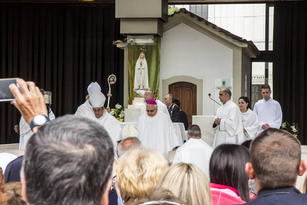 Φάτιμα, Πορτογαλία - 13 Ιουνίου 2018: Τελετές εκκλησία που σχετίζονται με τις εμφανίσεις της Παναγίας της Φάτιμα, Πορτογαλία. Μεταξύ των επισκόπων Antonio Augusto dos Santos Marto επίσκοπος της Επισκοπής της Λεϊρία-Fatima είναι σήμερα ένας καρδινάλιος. - Φωτογραφία, εικόνα