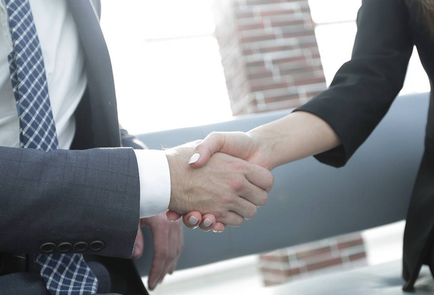 zakenman schudden handen om een deal met zijn partner te verzegelen - Foto, afbeelding