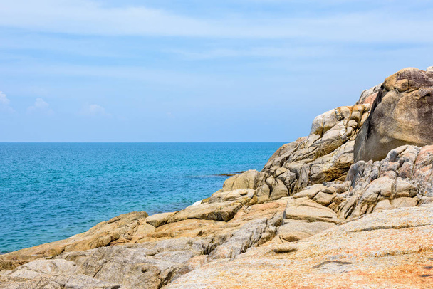 Красивый природный ландшафт скалы вдоль побережья с голубым морем под летним небом на острове Самуи, провинция Сурат Тани, Таиланд
 - Фото, изображение