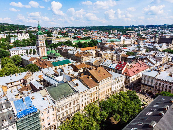 Luchtfoto van oude Europese stad in de zomer. Lviv, Oekraïne - Foto, afbeelding