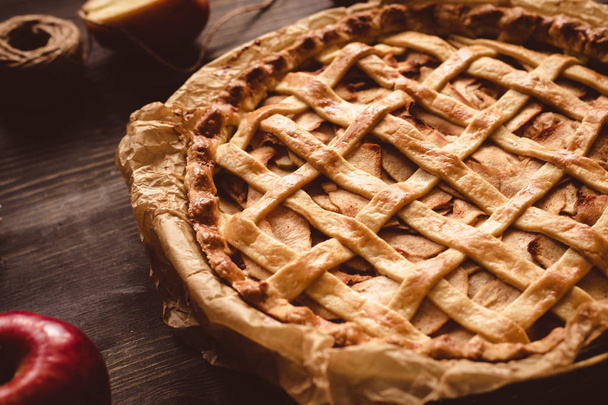 Traditional homemade delicious apple pie on the wooden table. Close up - Foto, Imagem