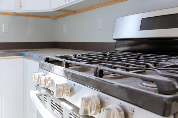 NOUVEAU cuisinière à gaz close up Installation de cuisinière à gaz Réparation d'appareils à gaz dans une maison neuve
 - Photo, image