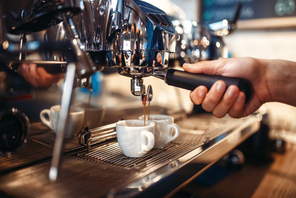 Barista el içecek kahve makinesi üzerinden dökülen. Barmen tarafından profesyonel espresso hazırlık - Fotoğraf, Görsel
