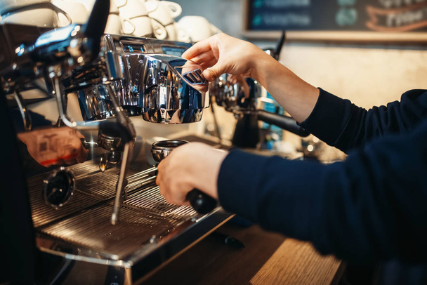 Barista hand giet drank van koffiemachine. Professionele espresso voorbereiding door barman - Foto, afbeelding