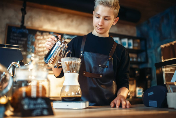 Fiatal férfi barista háttér teszi a latte, számláló kávézó és kávéfőző. Csapos működik a cafeteria, a bartender készíti kávé - Fotó, kép