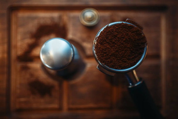 Τούρκος με φρεσκοαλεσμένο καφέ στέκεται σε ξύλινο πάγκο στο espresso Cafe, καφετέρια το εσωτερικό υπόβαθρο. Επάγγελμα του Barista - Φωτογραφία, εικόνα