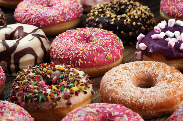 donuts sortidos com chocolate fosco, vidros cor-de-rosa e rosquinhas donuts. - Foto, Imagem