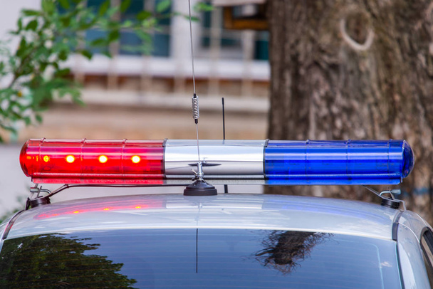 Rotes und blaues Signallicht am Streifenwagen der Polizei oder einem anderen Rettungsdienst. - Foto, Bild