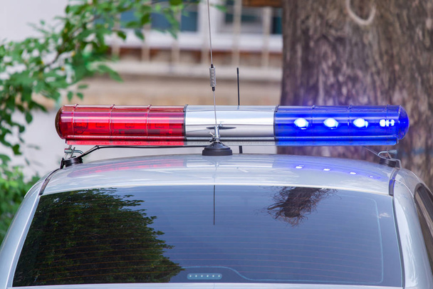Luzes de sinal vermelho e azul no carro da polícia de patrulha ou outro serviço de emergência
. - Foto, Imagem