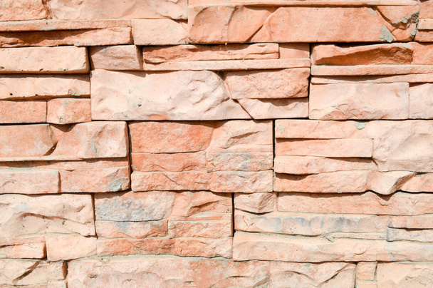 Textury zdi z dekorativní umělé kamenné obklady je vytesáno cihla ostrá. Na pozadí - Fotografie, Obrázek