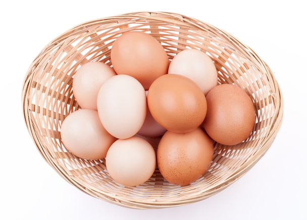 яйца в корзине - Фото, изображение