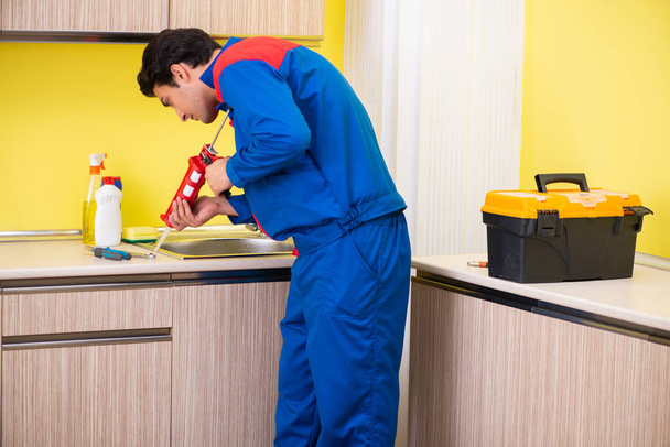 opravář pracující v kuchyni  - Fotografie, Obrázek