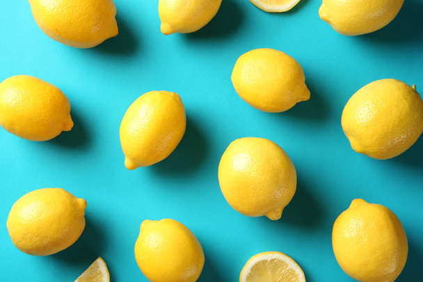 Flat lay composition with lemons on color background - Fotoğraf, Görsel