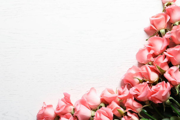 Beautiful roses on wooden table - Φωτογραφία, εικόνα