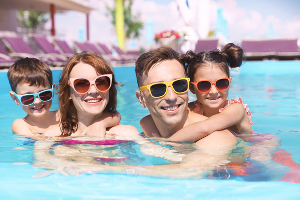 Ευτυχισμένη οικογένεια στην πισίνα στο resort - Φωτογραφία, εικόνα