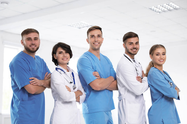 Equipo de médicos uniformados en el lugar de trabajo
 - Foto, imagen
