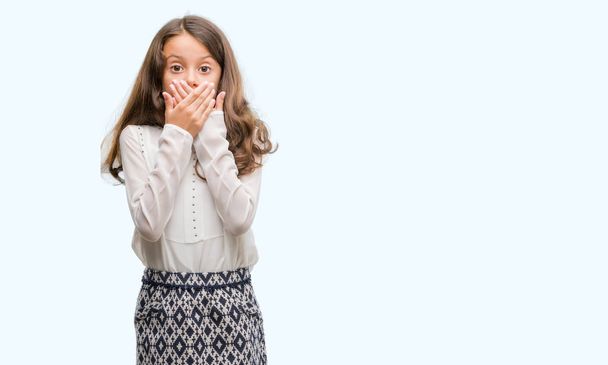 Брюнетка латиноамериканського дівчина шоковані прикриття рота руками за помилку. Секретний концепції. - Фото, зображення