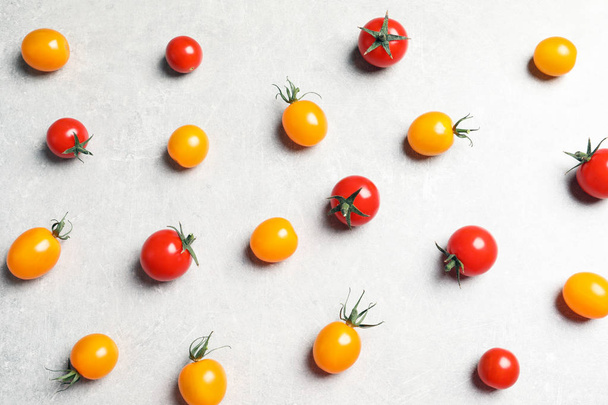 Flat lay composition with juicy tomatoes on grey background - Fotografie, Obrázek