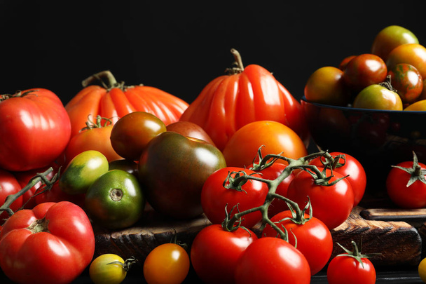 Composição com tomates suculentos saborosos na mesa
 - Foto, Imagem