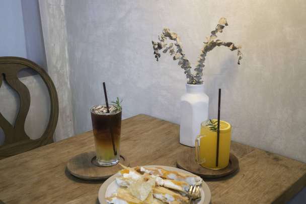Set petit déjeuner avec boisson et dessert, photo de la réserve
 - Photo, image