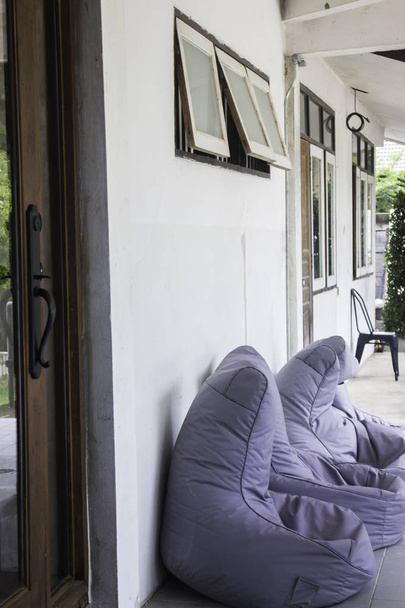 Asiento de jardín al aire libre con sillas beanbag, foto de stock
 - Foto, imagen
