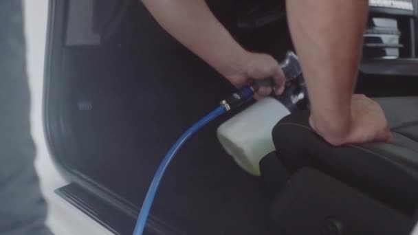 muž myje auto salon - Záběry, video