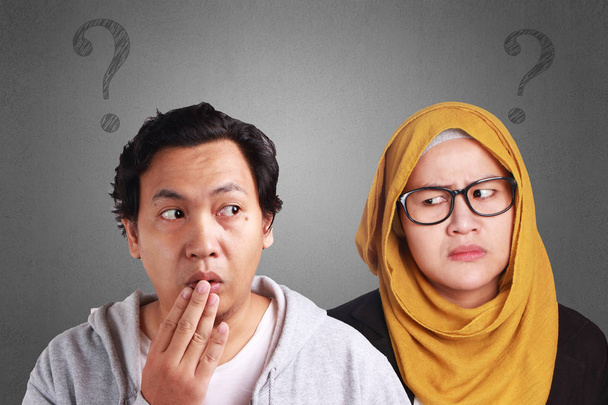 У молодой азиатской мусульманской пары возникли проблемы. Женщина в хиджабе подозревает своего партнера в том, что он сделал что-то плохое или плохое
 - Фото, изображение