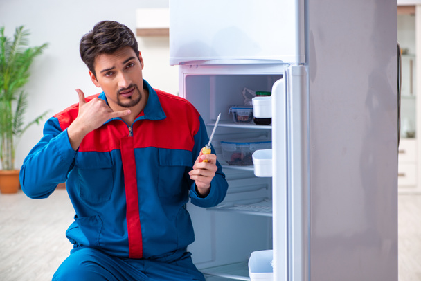 Entrepreneur professionnel réparer réfrigérateur cassé - Photo, image