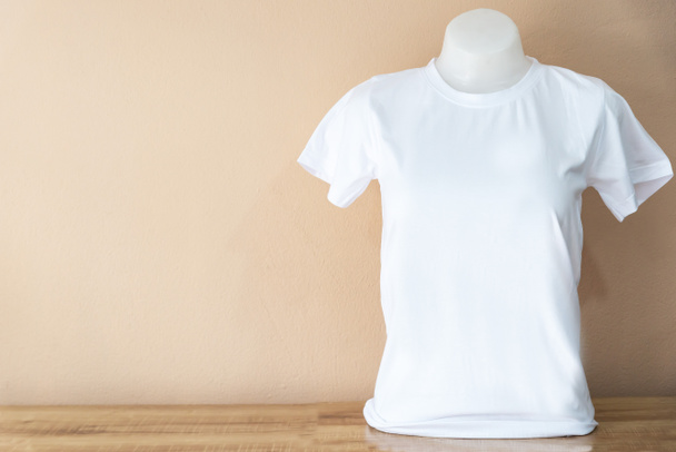 T-shirt blanc isolé sur un fond de couleur pastel
 - Photo, image