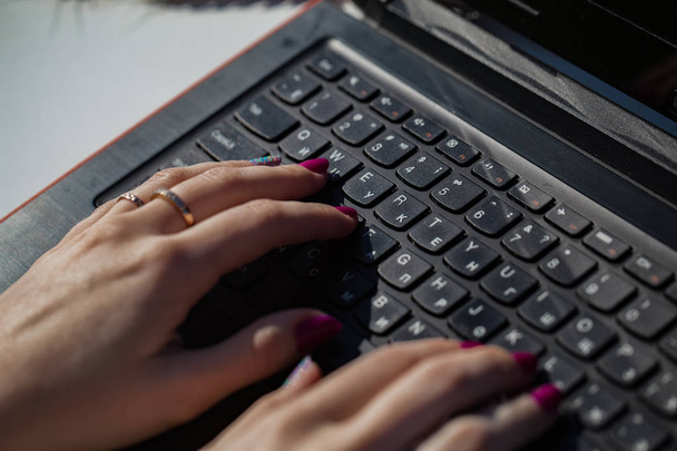 Дівчина працює на ноутбуці, рука крупним планом
 - Фото, зображення