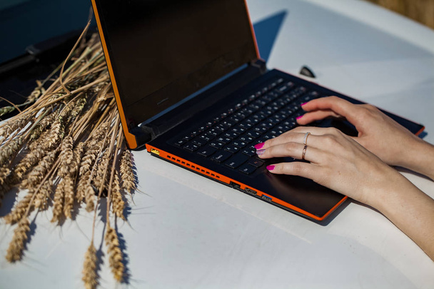Lány dolgozik laptop, kézi zár-megjelöl - Fotó, kép