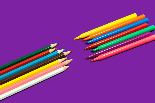 colored pencils against felt pens - Zdjęcie, obraz