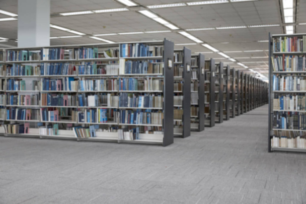 Libreria offuscata nella sala biblioteca, formazione, ritorno al concetto di scuola
 - Foto, immagini