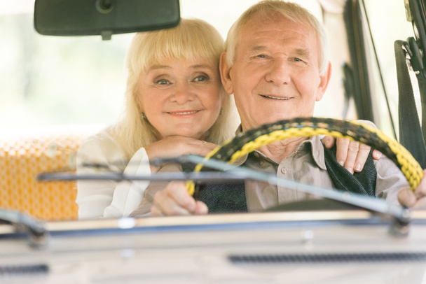 retro autó vezetési ember átfogó idősebb nő - Fotó, kép