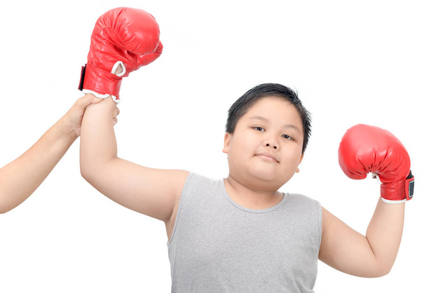 Nyrkkeilyn mestari lihava lapsi poika elehtii ensimmäisen sijan voitto riemuvoitto eristetty valkoisella taustalla, menestys ja voittaja käsite
 - Valokuva, kuva