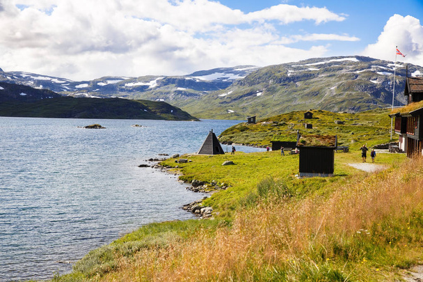 Norvegia-agosto 15, 2014 Paesaggio con montagna, lago, case e persone in luogo rurale norvegese
. - Foto, immagini