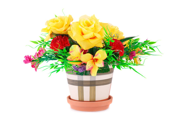 bunte Stoffblumen in der Vase isoliert auf weißem Hintergrund. - Foto, Bild