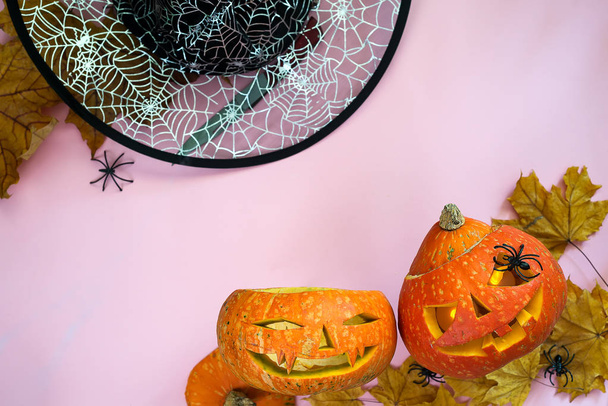 Głowy dyni Halloween jack latarnia ramki z płonących świec, kapelusz czarownicy i pająk na orange, płaskie świeckich z miejsca kopiowania tle. Happy halloween tło - Zdjęcie, obraz
