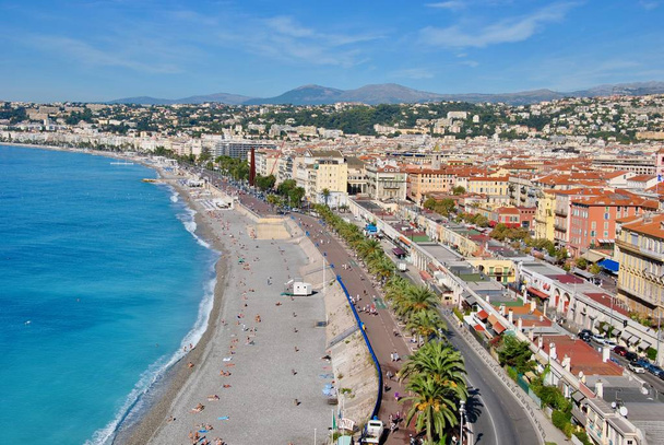 Uitzicht over de stad van Nice en de zee en de dijk - Foto, afbeelding
