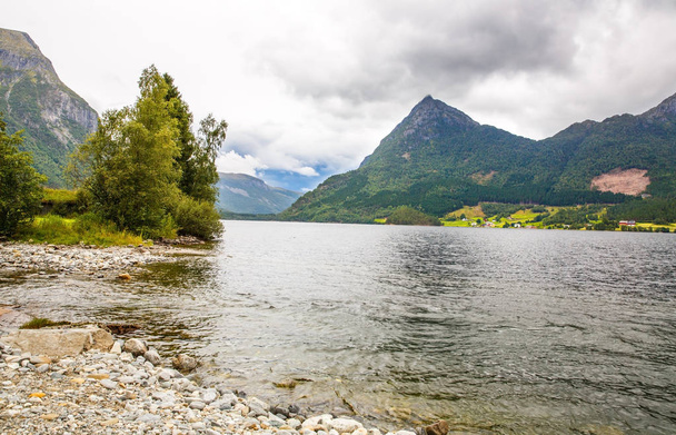 Пейзаж с горами, лесом и озером в Норвегии
. - Фото, изображение