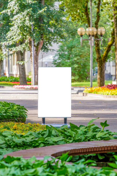 Vysmívat se. Venkovní reklama, prázdné billboard venku, veřejné informační tabule v parku - Fotografie, Obrázek