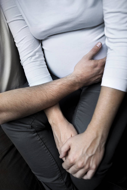 Tenderness between a man and a pregnant woman - Valokuva, kuva