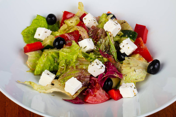 おいしいギリシャ風サラダ woth チーズとオリーブ - 写真・画像
