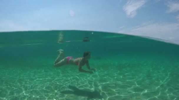 Αργή κίνηση, Close Up, υποβρύχιο: Active fit νεαρό κορίτσι κατάδυση στον ωκεανό, κολύμπι στην επιφάνεια για να πιάσει μια ανάσα στην λιμνοθάλασσα τυρκουάζ μπλε ωκεανό στο όμορφο τροπικό νησί με αμμώδεις παραλίες - Πλάνα, βίντεο