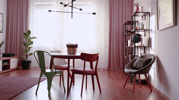 Film z kurtyny ruchu w różowy Pokój dziecięcy z stół, krzesła, lampy, okna i fotel - Materiał filmowy, wideo