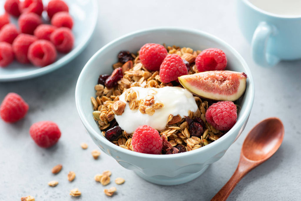 Granola bowl with yogurt, figs and raspberries - Fotoğraf, Görsel
