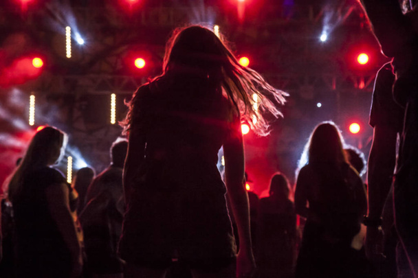 Dançando pessoas na festa de concerto à noite, fundo de blury
 - Foto, Imagem