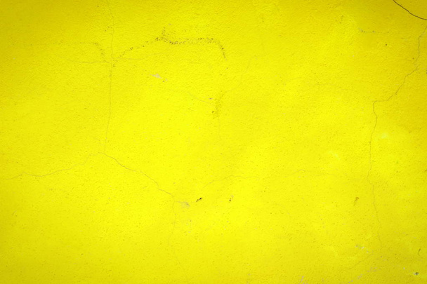Hintergrund einer gelben Stuck beschichtet und bemalt außen, grob aus Zement und Beton Wandstruktur, dekorative rustikale Beschichtung - Foto, Bild